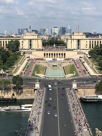 Vista do topo da Torre com o Trocadero ao fundo.