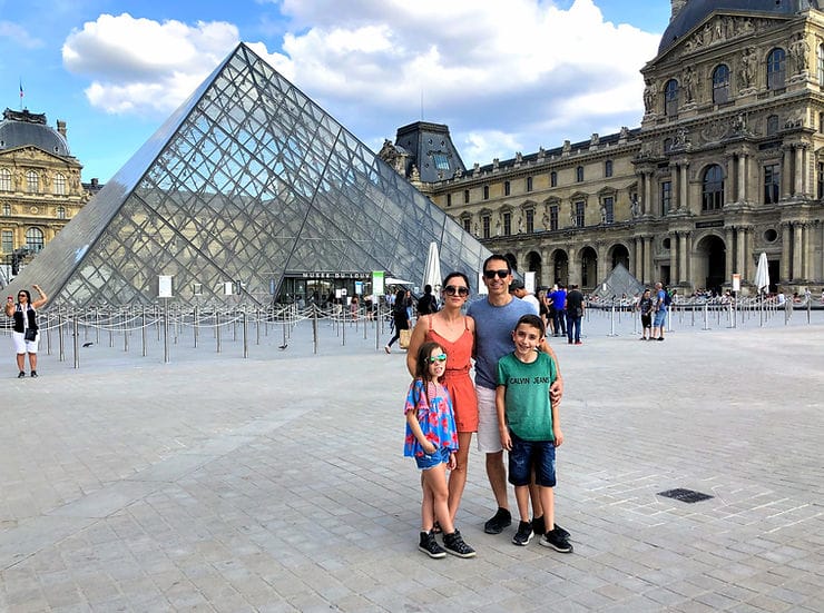 A icônica pirâmide de vidro que da acesso ao museu. 