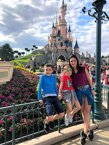 O castelo em sua arquitetura francesa.