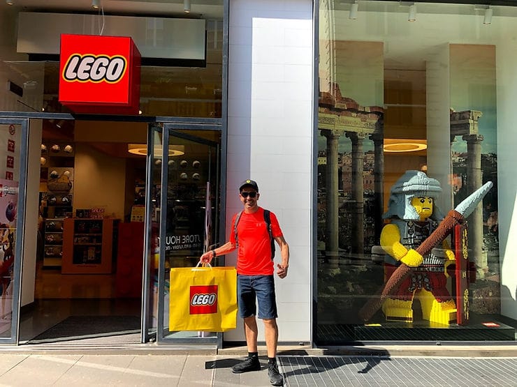 Criança se divertindo na loja da Lego :)