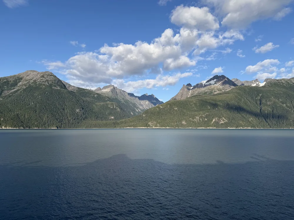 Navio de cruzeiro navegando pelo Inside Passage, no Alasca