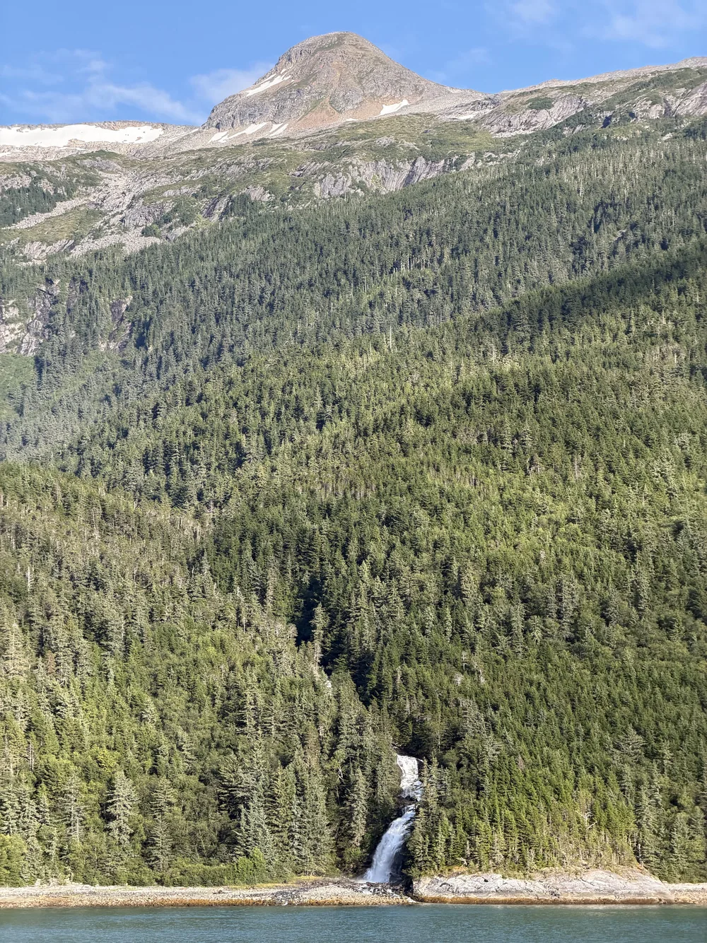 Paisagem de montanhas e ilhas vista do navio no Inside Passage