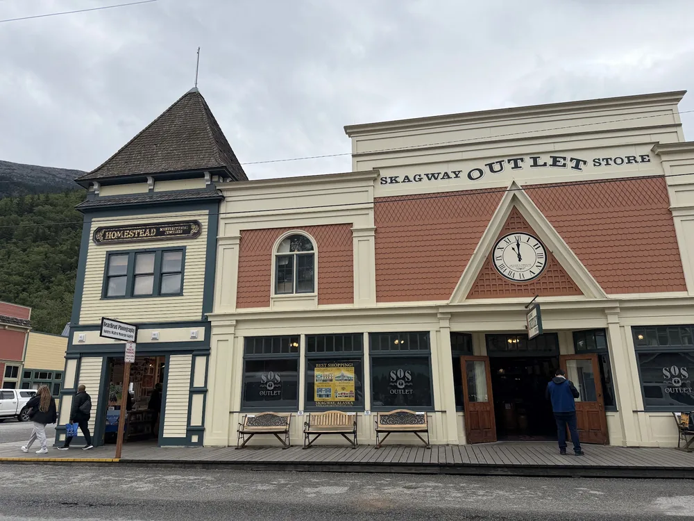 Fachadas históricas no centro de Skagway, Alasca