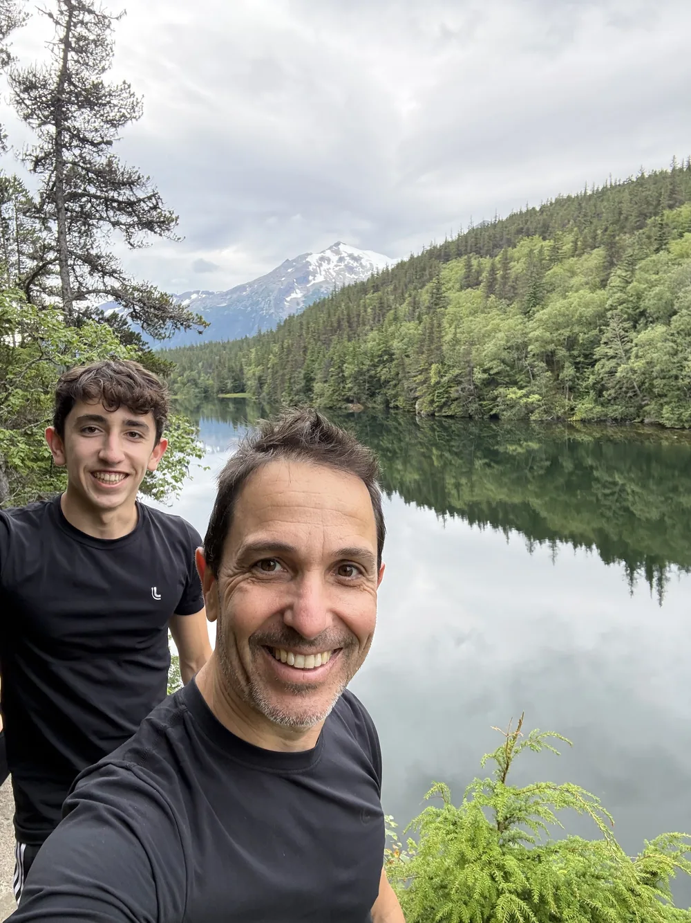 Passeio de bicicleta junto ao lago em Skagway