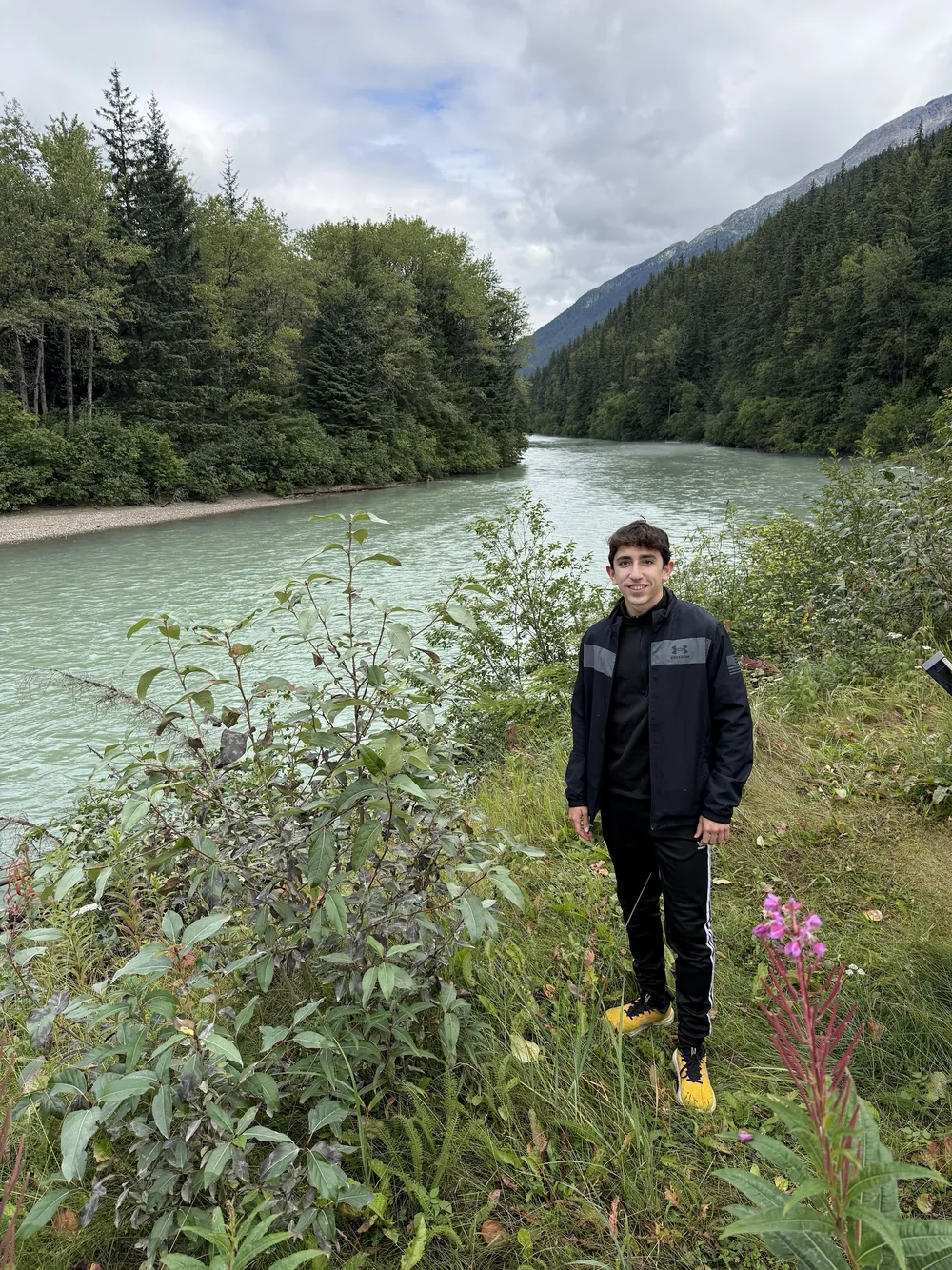 Paisagem de lago e montanhas em Skagway