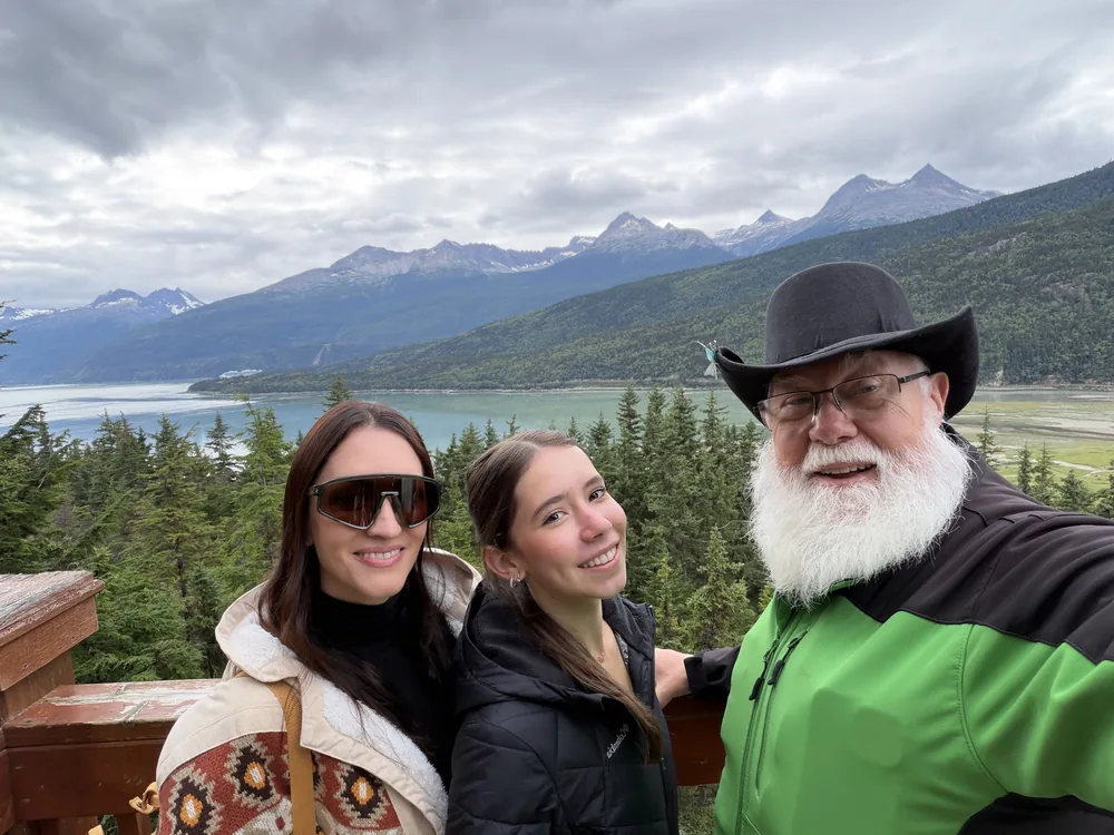 Cães de trenó Alaskan Husky em campo de treinamento em Skagway