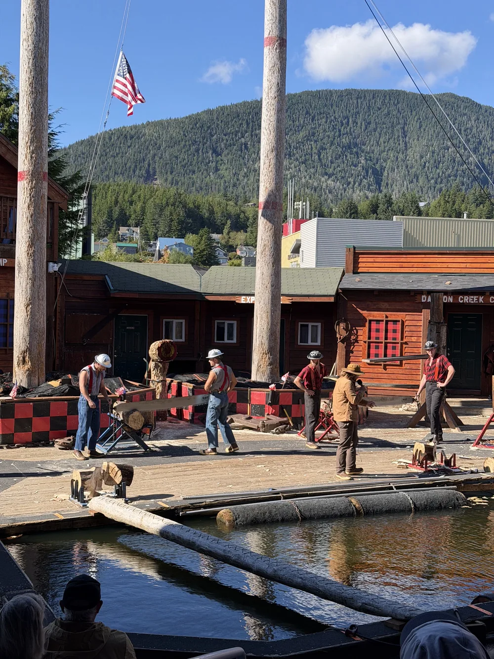 Prova de lenhadores no Great Alaskan Lumberjack Show